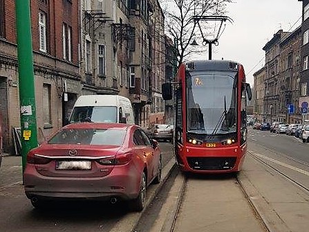 Parkuj właściwie. Zachowaj 1 metr od torowiska